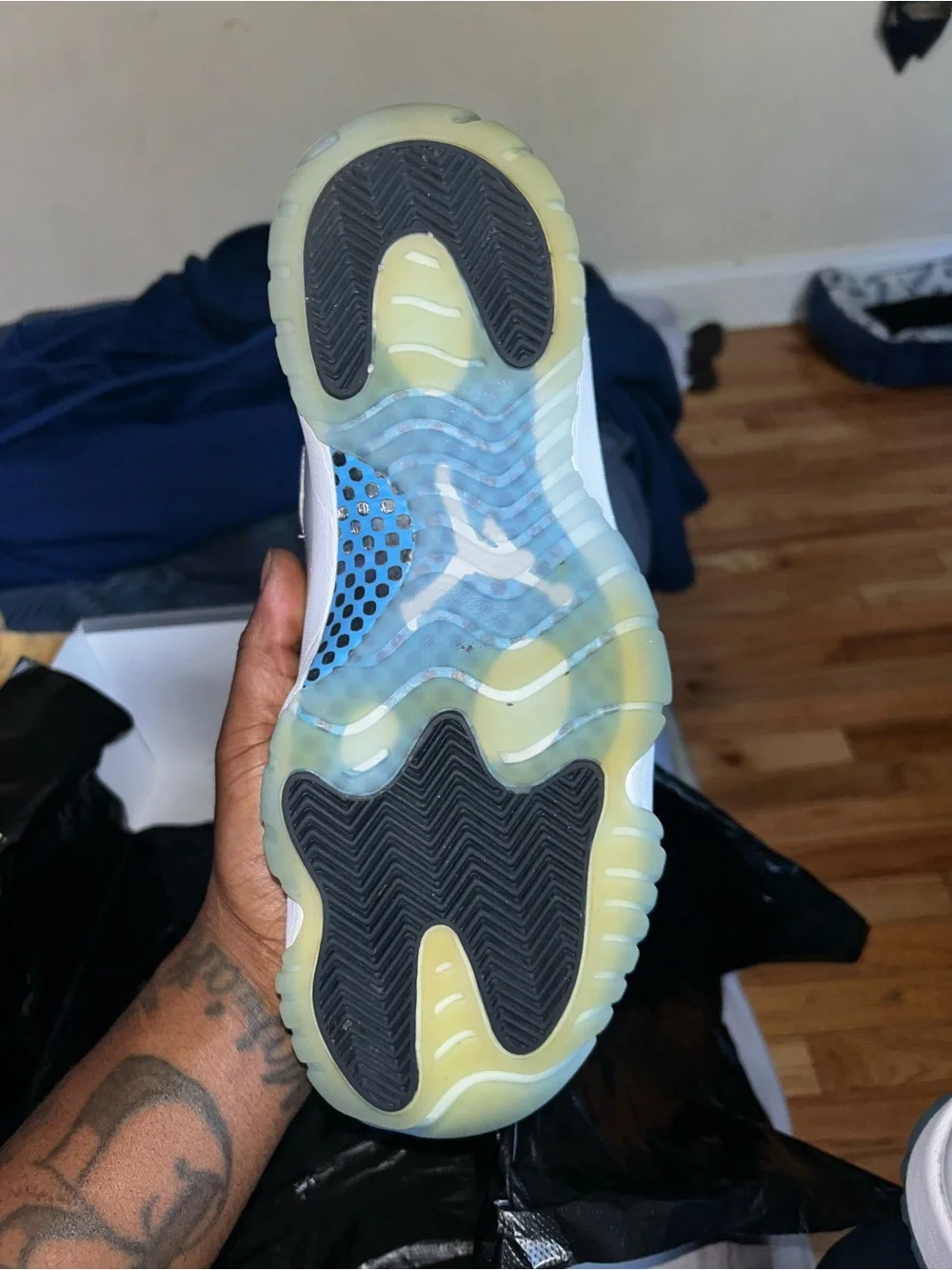 Retro Jordan 11 (2024) legend blue -STOCK X-